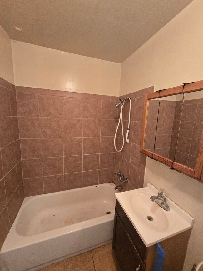 Building Photo - Cozy 3 bedroom single family home | one le...