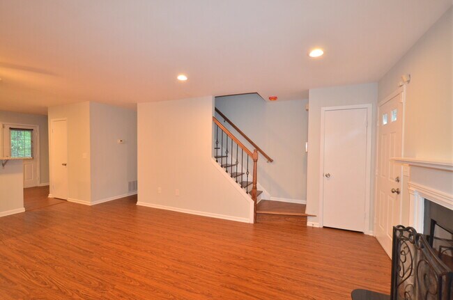Building Photo - 11 Westbrook Ct