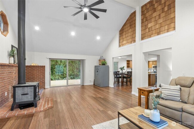 Foto del edificio - Maple Valley farm house - 3 bedroom +Den a...