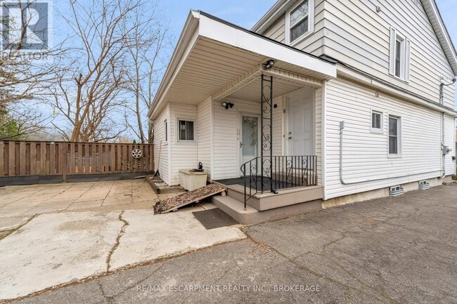 Building Photo - 160 Welland Ave
