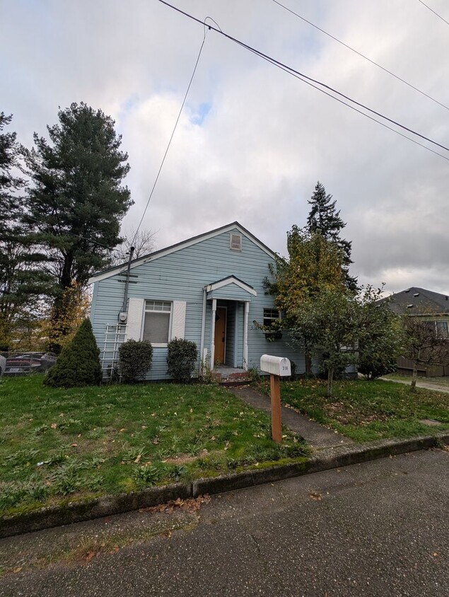 Foto principal - Quaint 2 Bedroom in Navy Yard City - TONS of Extra Space! Available Now!