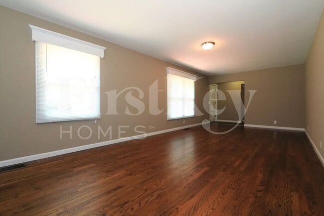 Building Photo - 2155 Canterbury Dr