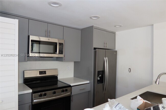 Building Photo - 3190 Bird 15