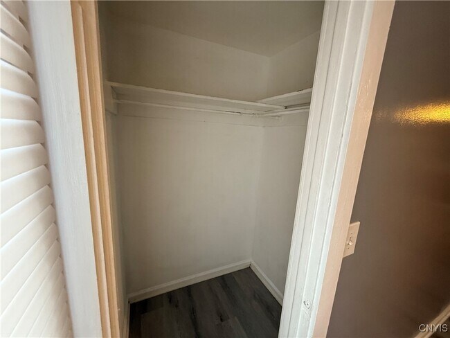 Foto del edificio - 127 1/2 Matty Ave