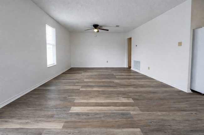 Building Photo - 304 Moutray Ave