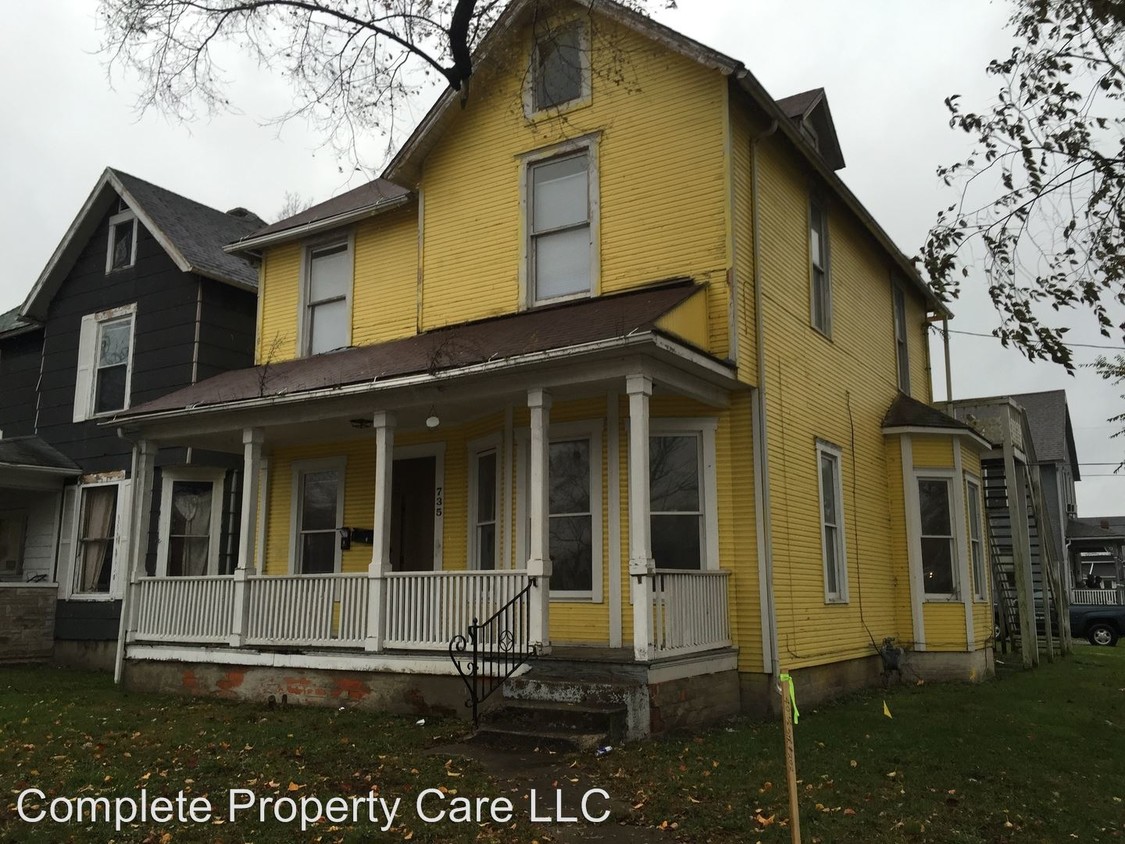 Primary Photo - 735 N Elm St