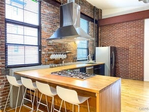 Building Photo - 412 Main St