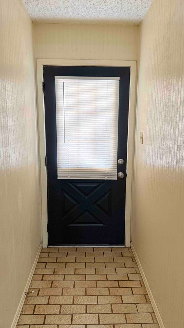 Building Photo - 3 bedroom / 2 bath / 2 car garage - Covere...