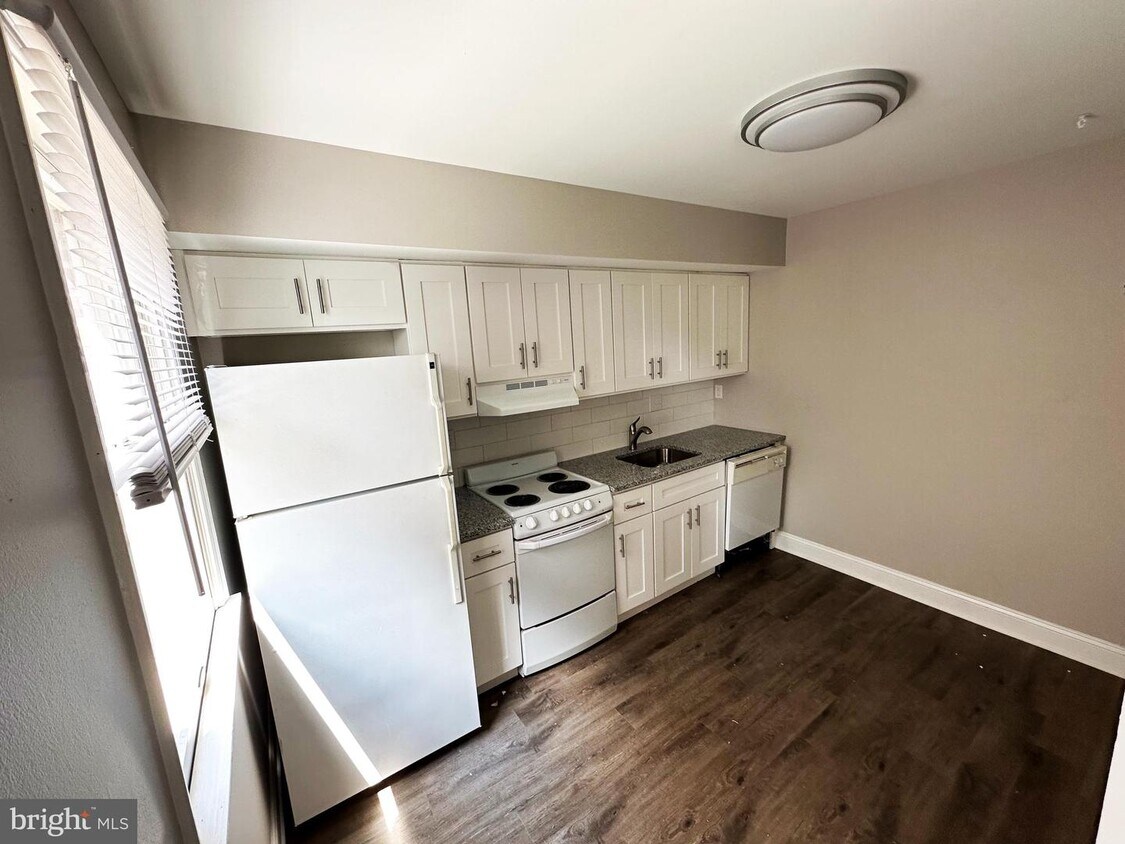 521 N Broad St Unit APT B, Lansdale, PA 19446 Room for Rent in