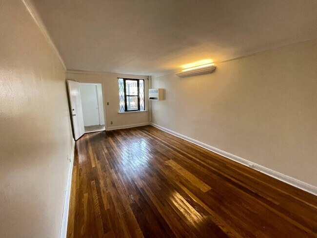Foto del edificio - 1951 Radcliff Ave