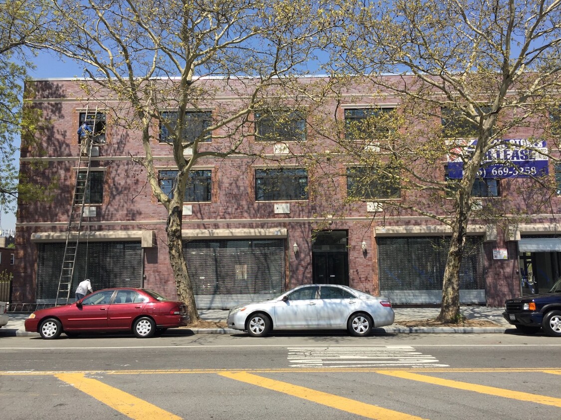 Primary Photo - 4011 Bronxwood Ave
