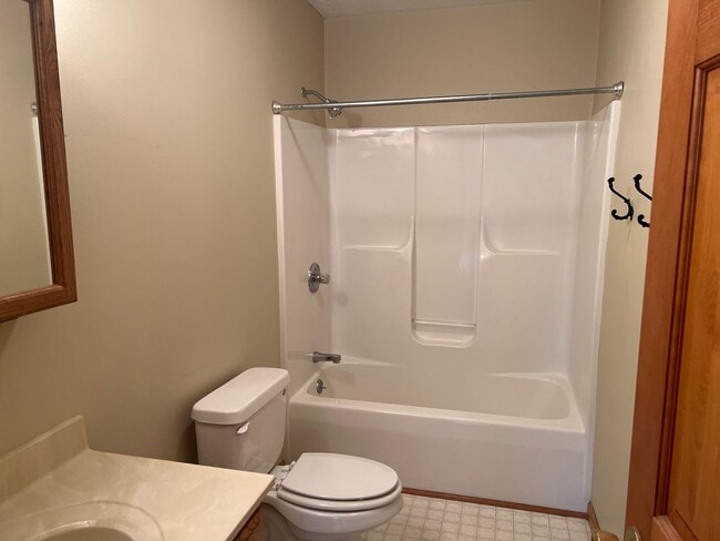 Building Photo - OPEN FLOOR PLAN AVAILABLE NOW!!