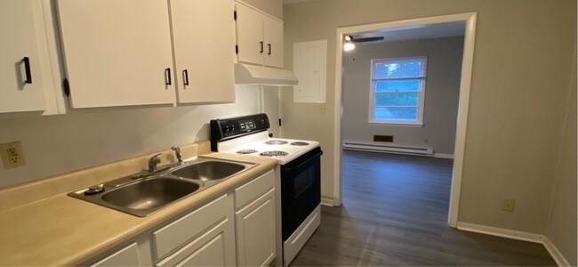 Building Photo - 4954 Robin St