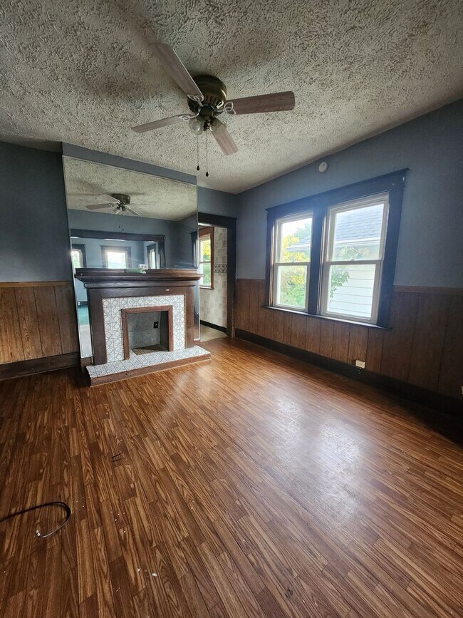 Building Photo - Upper 2-bedroom unit