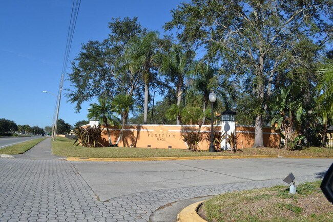 Building Photo - 2 bed 1 bath Condo !
