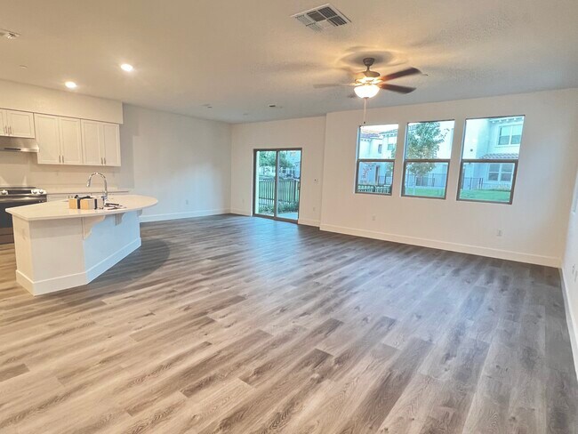 Building Photo - 5301 E Commerce Way