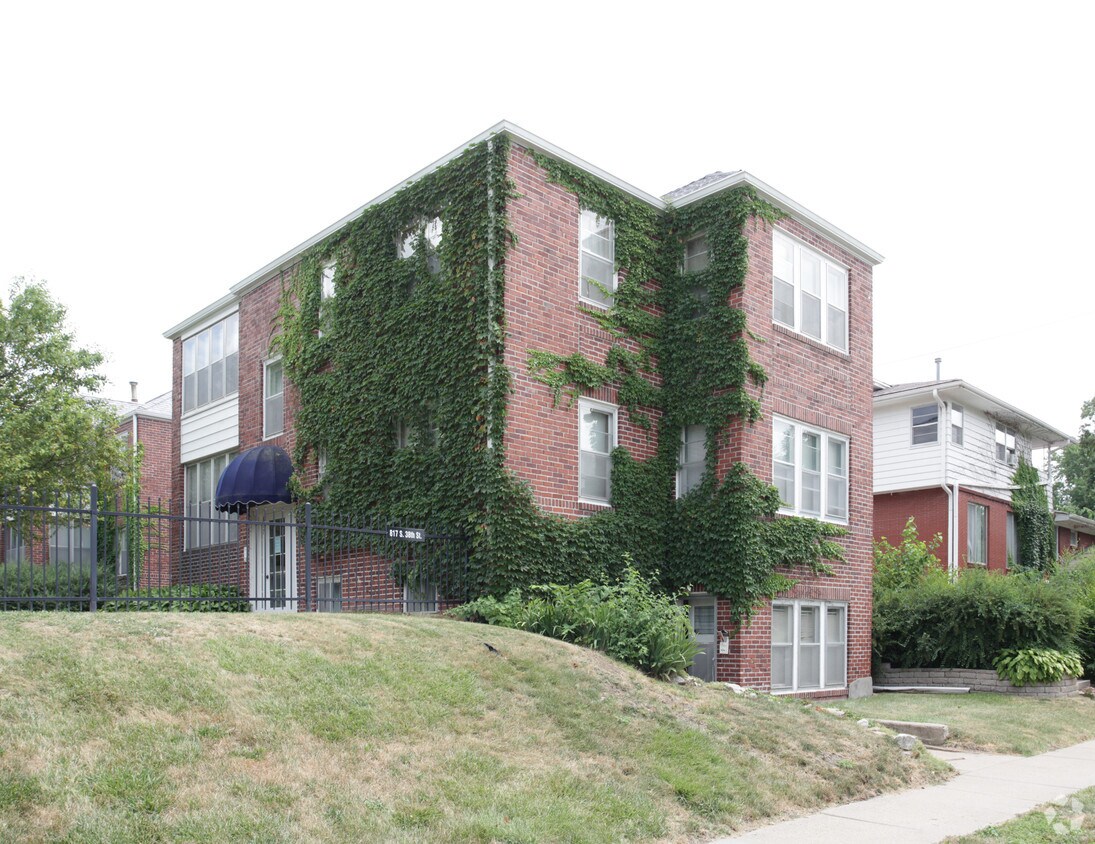 813 S 38th St, Omaha, NE 68105 Apartments at 813 S 38th St Omaha, NE