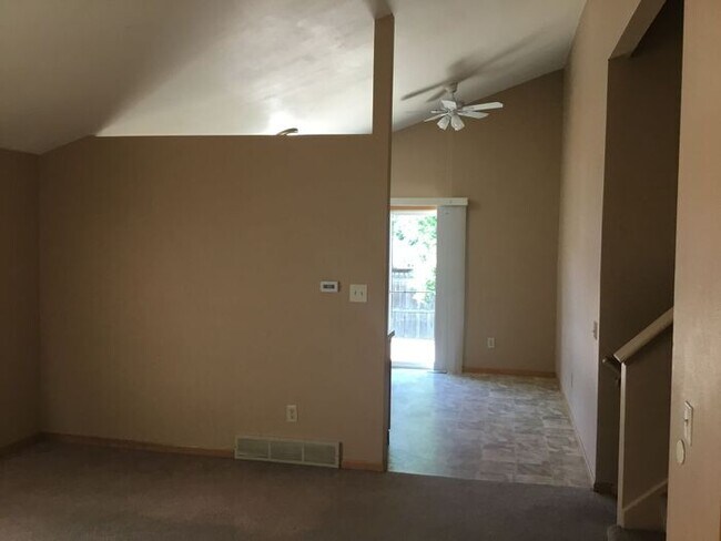 Foto del edificio - Tri-level Home with 4 bedrooms in Loveland!