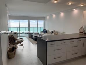 Foto del edificio - 100 Bayview Dr