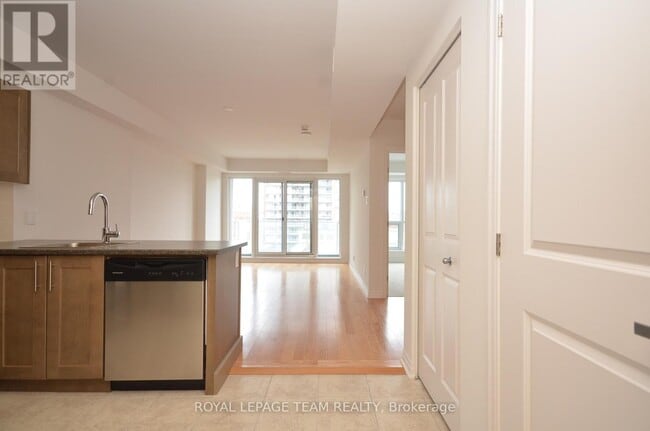 Building Photo - 242-242 Rideau St