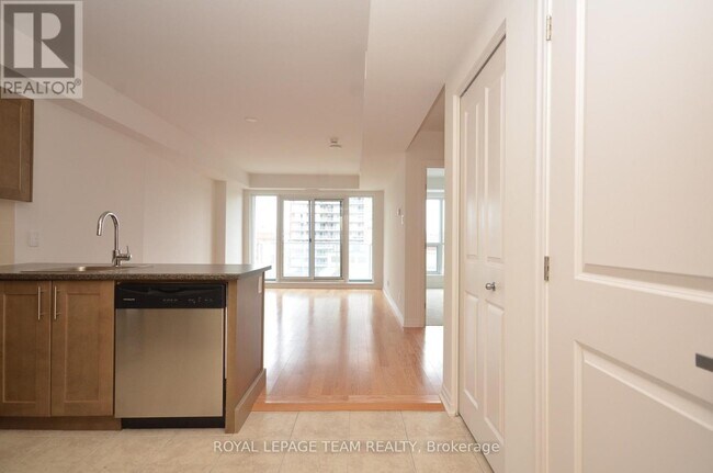 Building Photo - 242 Rideau St