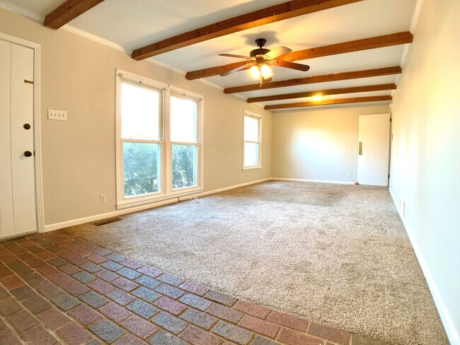 Foto del edificio - 30 Bunker Hill Rd