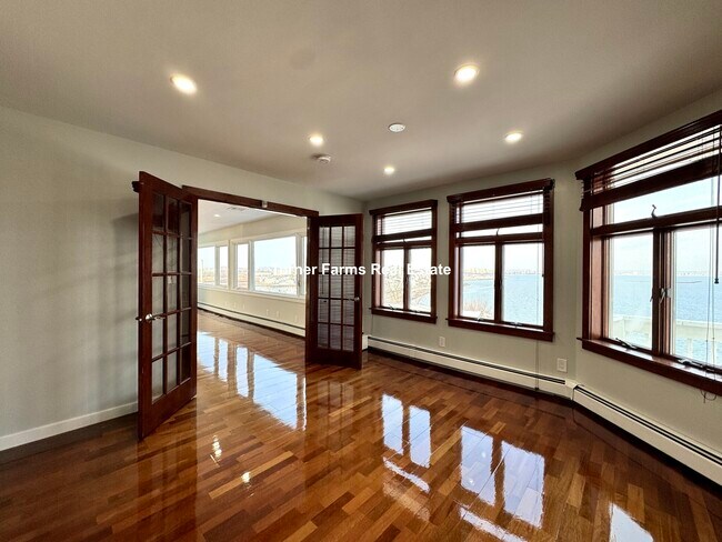 Foto del edificio - 62 Upland Rd