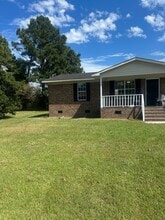 Building Photo - 717 Raintree Ln