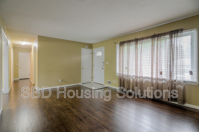 Building Photo - 8803 E 85 St