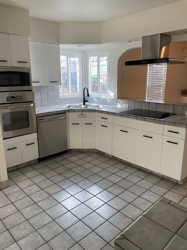 Foto del edificio - Spanish Style 3 bedroom / 2 bath Home