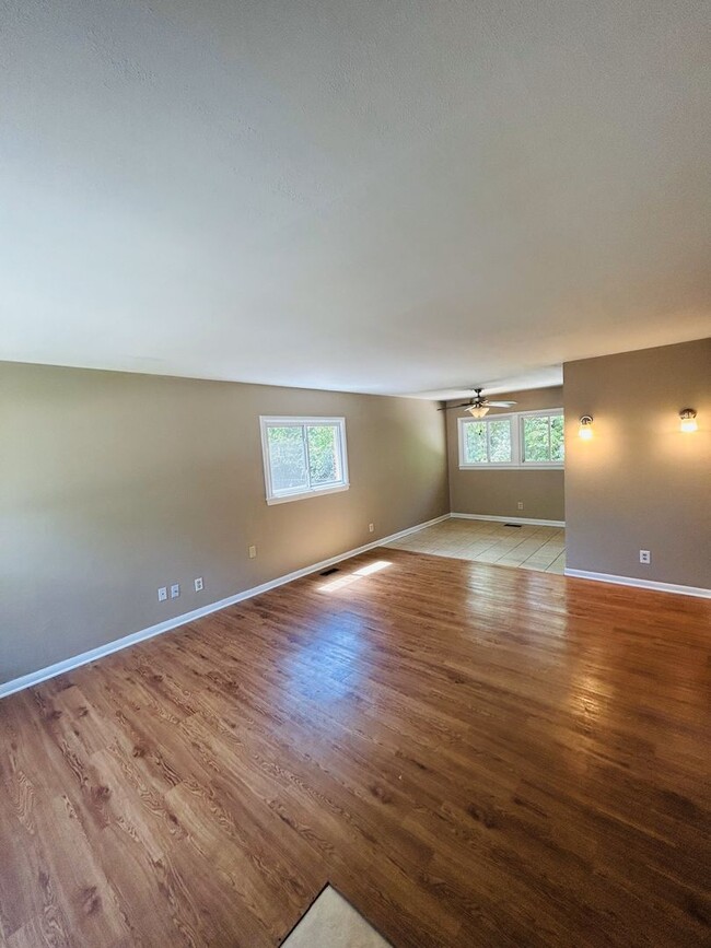 Building Photo - Charming 3-Bedroom Ranch in Prime Location!
