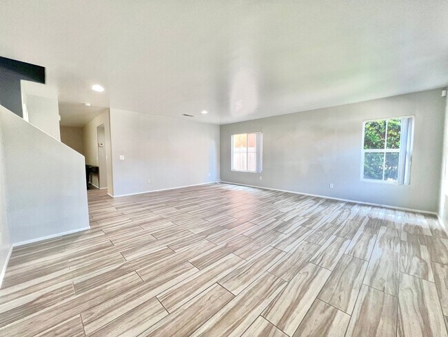 Building Photo - Spacious 4 Bed, 3 Bath Two-Story Home with...