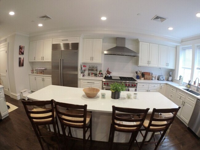 Foto del edificio - HOT BROOKLINE LISTING!!!!!