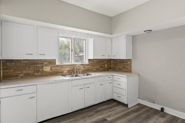 Building Photo - 219 Woodbine Ave