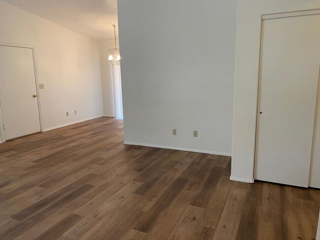 Building Photo - 2 Bedroom 2 Bathroom