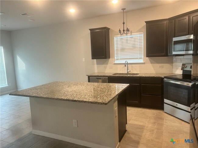 Building Photo - 631 Friar Tuck Dr