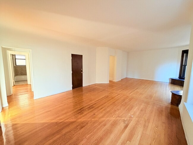 Building Photo - 3939 N Pine Grove Ave