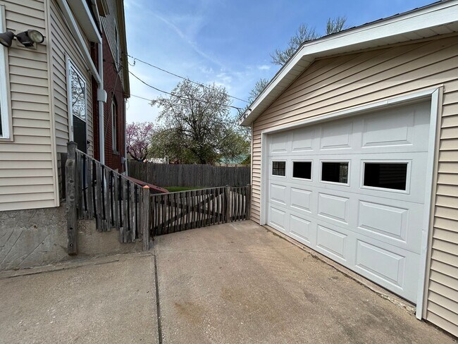 Foto del edificio - Well-maintained 2-bedroom, 1.5-bath house in a central location.