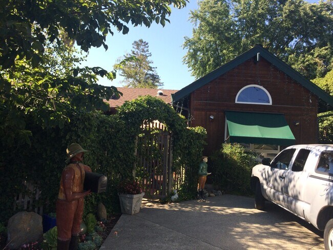 Foto del edificio - Adorable Studio Apartment with a Loft-$300...