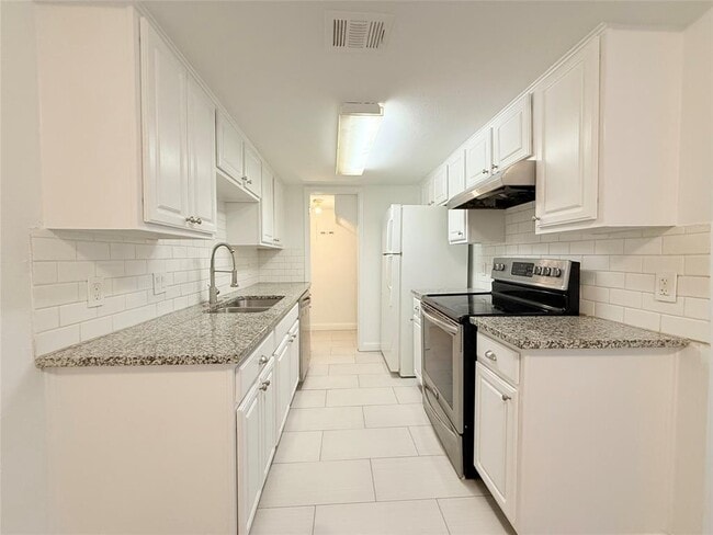 Building Photo - 2124 Burton Dr