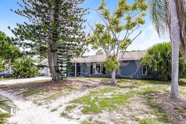 Building Photo - 713 Bianca Dr NE