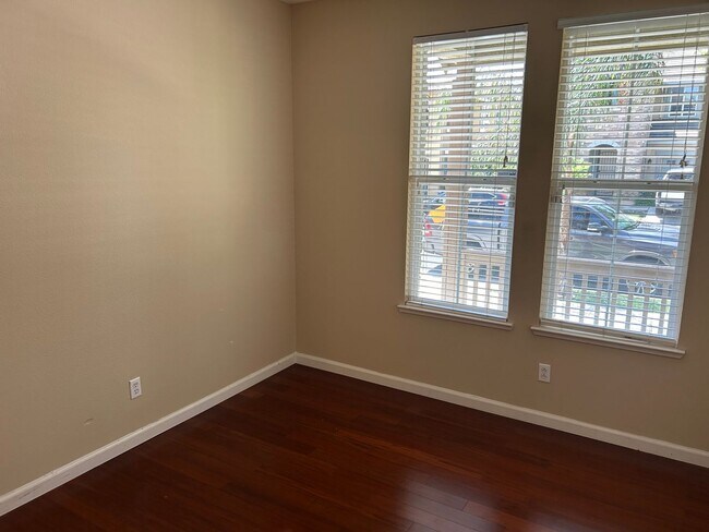 Building Photo - Beautiful 4 Bedroom 3 Bathroom in Quiet Ne...