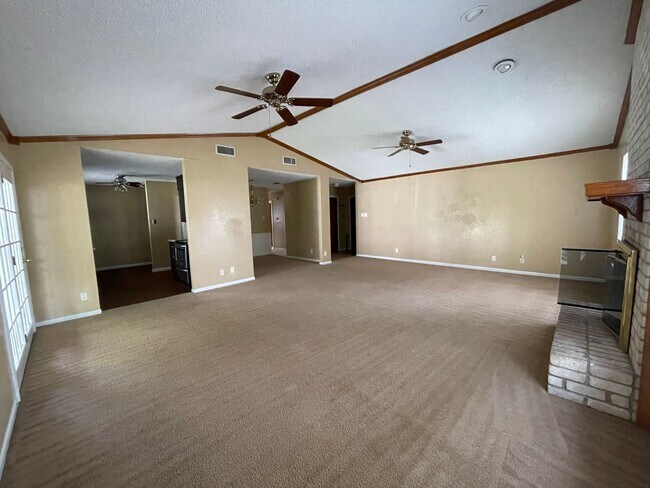 Building Photo - 1409 Farhills Dr