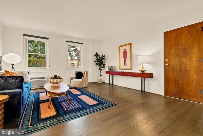 Foto del edificio - 4818 Chevy Chase Dr