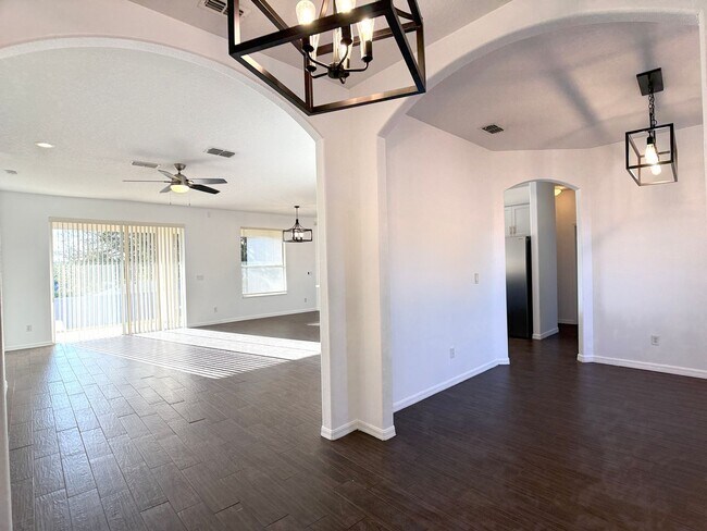 Foto del edificio - Gorgeous 4-Bed, 3-Bath Ranch on Oversized Lot with Extended Driveway!