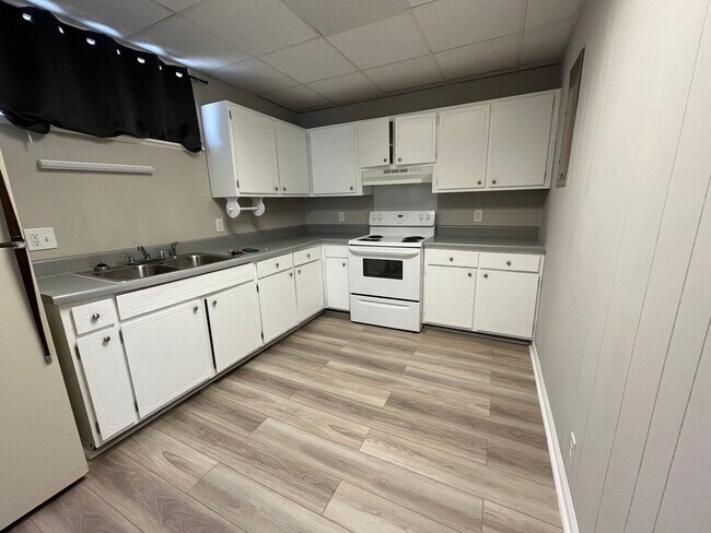 Building Photo - 142 Goshen Rd