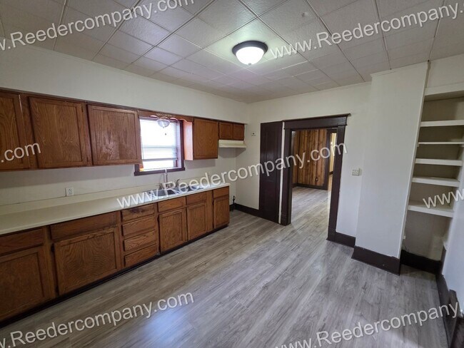 Foto del edificio - 3 bedroom house with brand new flooring