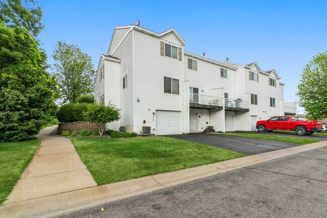 Foto del edificio - 2bd 2ba Ramsey town home avail. NOW 1699/m...