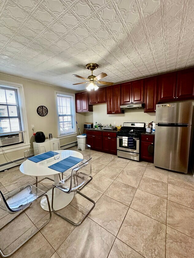 Primary Photo - 94 Bowers St