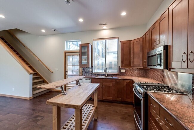 Foto del edificio - Luxury Three Bedroom Townhome in Johns Lan...